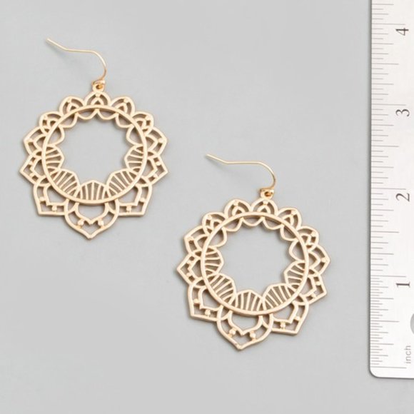 ❌SOLD❌Floral Matte Earrings - Picture 2 of 3